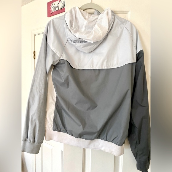 Nike Women’s Wind Runner Jacket - Picture 3 of 3